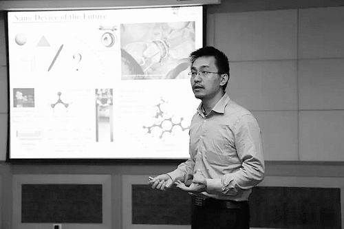 然后在新加坡南洋理工大学任职,35岁获得终身教职,陈虹宇的科研生涯一